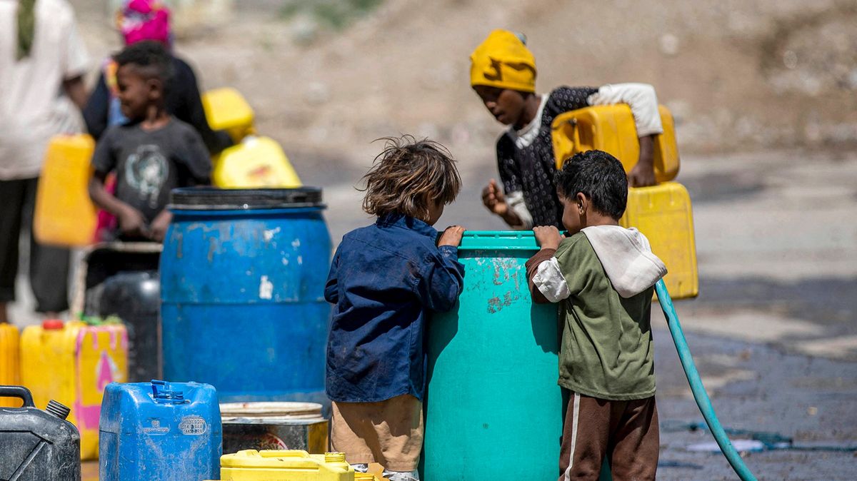 Fotky: Děti se lopotí kvůli vodě. Můžou tak zachránit celou rodinu